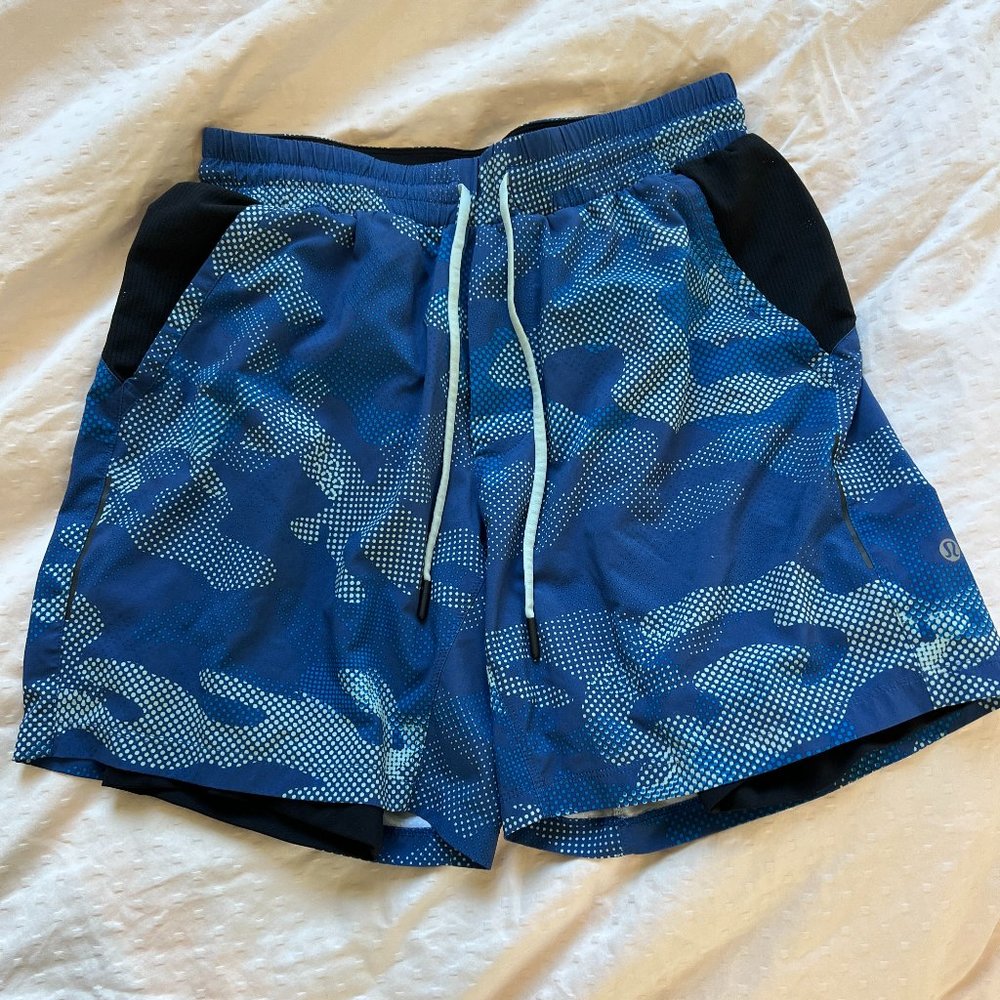 Men's Lululemon Blue Camo shorts with compression liner